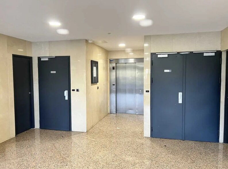 Office in Évry to rent - Lobby - Image 2 of 2