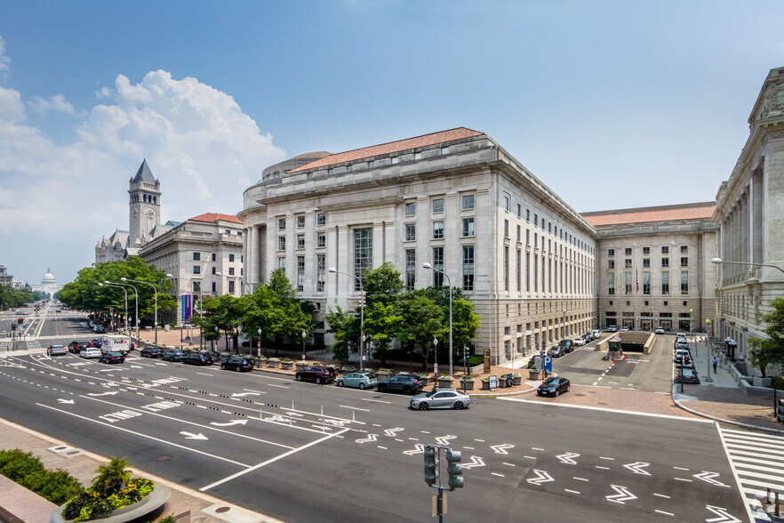 1300 Pennsylvania Ave NW, Washington, DC for rent - Building Photo - Image 3 of 17