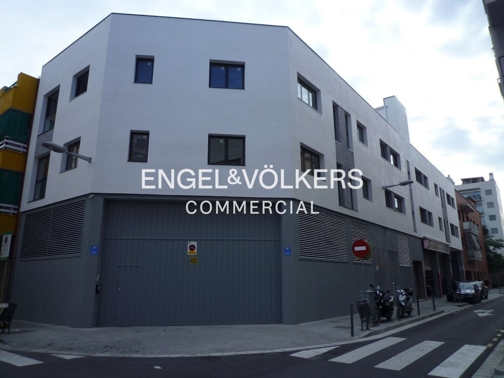 Retail in L'Hospitalet de Llobregat, Barcelona to rent Building Photo- Image 1 of 4