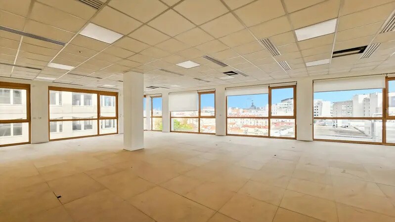 Office in Ivry-sur-Seine to rent Building Photo- Image 1 of 10