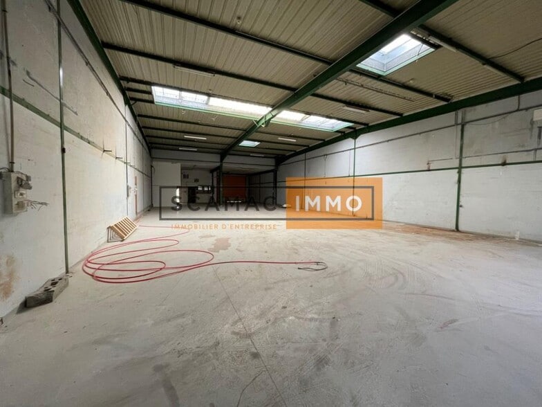 Industrial in Lognes to rent - Building Photo - Image 1 of 4