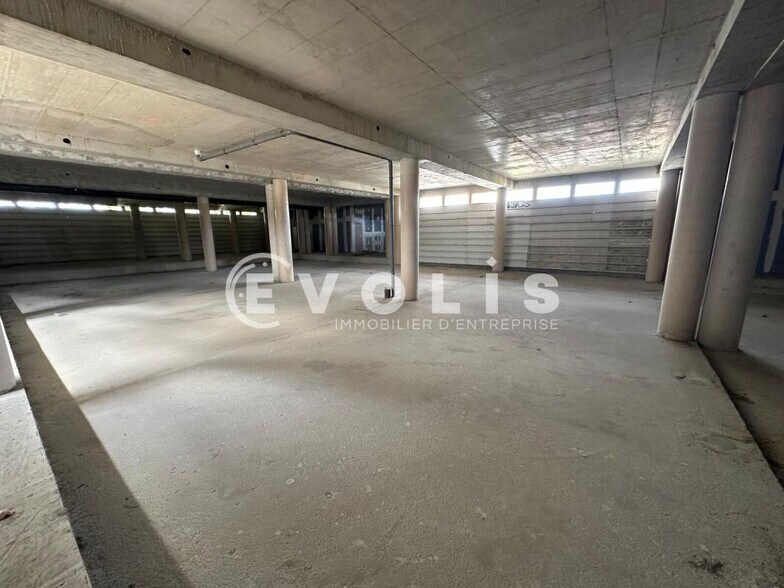 Light Industrial in Noisy-le-Sec to rent - Interior Photo - Image 2 of 7