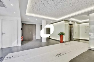Office in Levallois-Perret to rent Lobby- Image 2 of 14