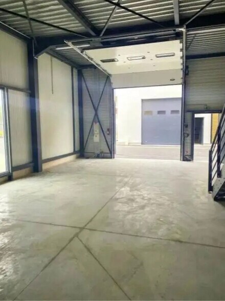Industrial in Bagnolet to rent - Interior Photo - Image 2 of 6