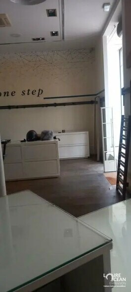 Retail in Nantes to rent - Interior Photo - Image 2 of 11