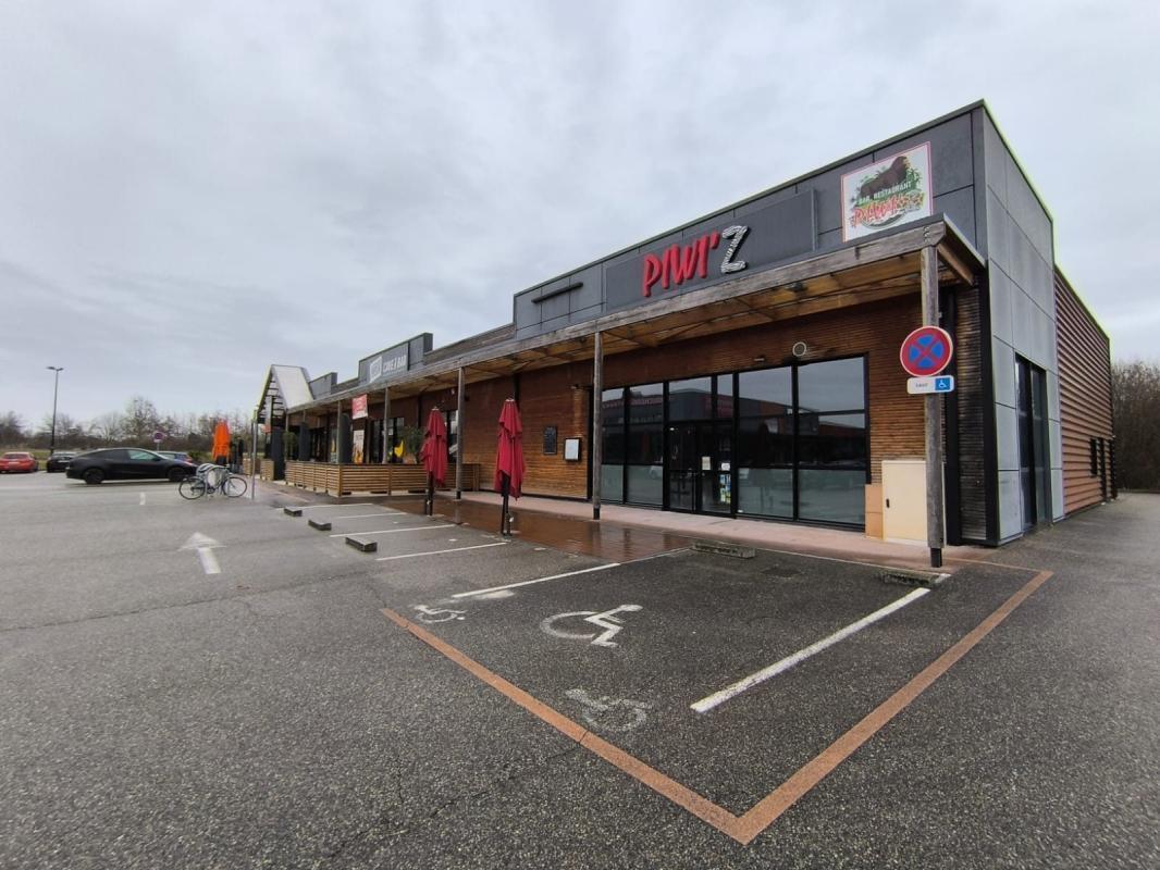 Retail in Bourgoin-Jallieu to rent Building Photo- Image 1 of 4