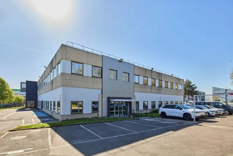 Light Industrial in Nanterre to rent - Building Photo - Image 1 of 13