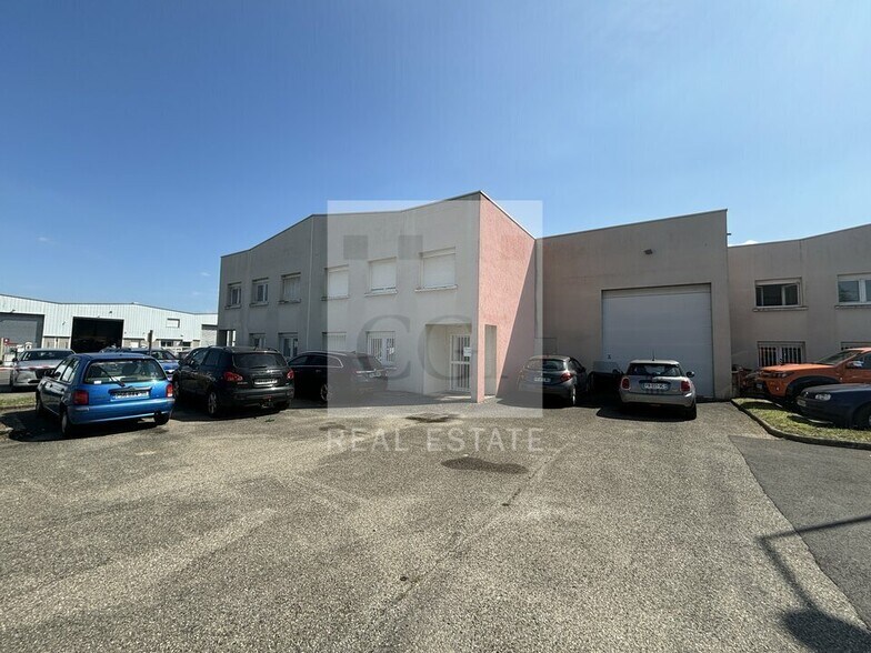 Light Industrial in Genas to rent - Building Photo - Image 1 of 10