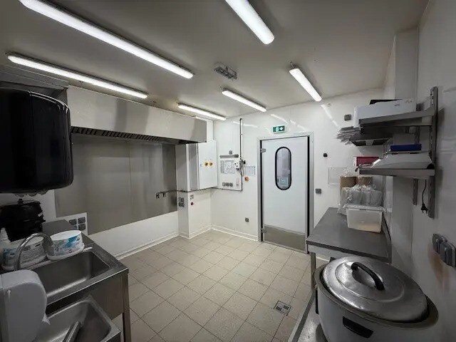 Marseille, BDR 13010 - - - Interior Photo - Image 2 of 4