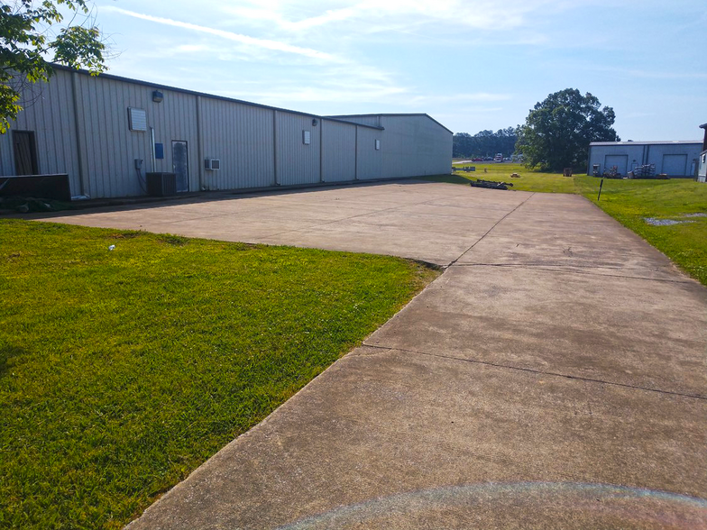 105 Industrial Blvd, Rainbow City, AL for rent - Building Photo - Image 2 of 7