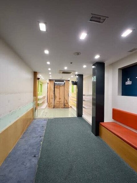 Retail in Sabadell, Barcelona to rent - Interior Photo - Image 2 of 2