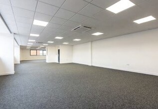 Alpine Way, London to rent Interior Photo- Image 2 of 3