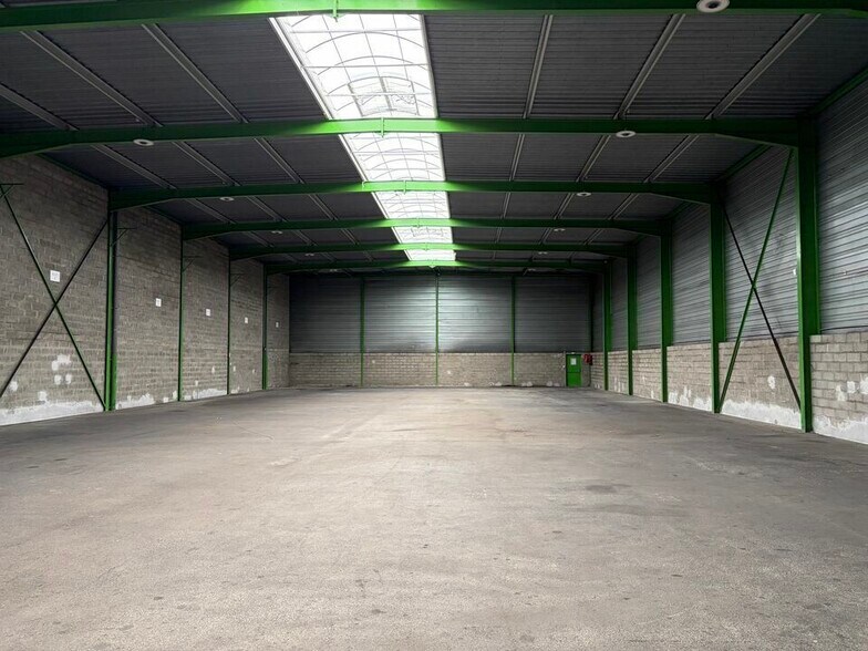 Industrial in Genas to rent - Interior Photo - Image 2 of 6