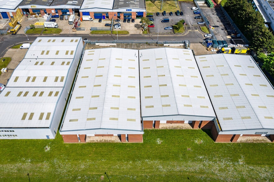 Bath House Rd, Croydon to rent - Building Photo - Image 3 of 5