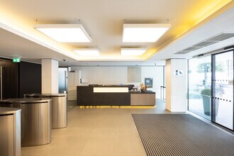 10 Eastbourne Ter, London to rent Lobby- Image 2 of 12