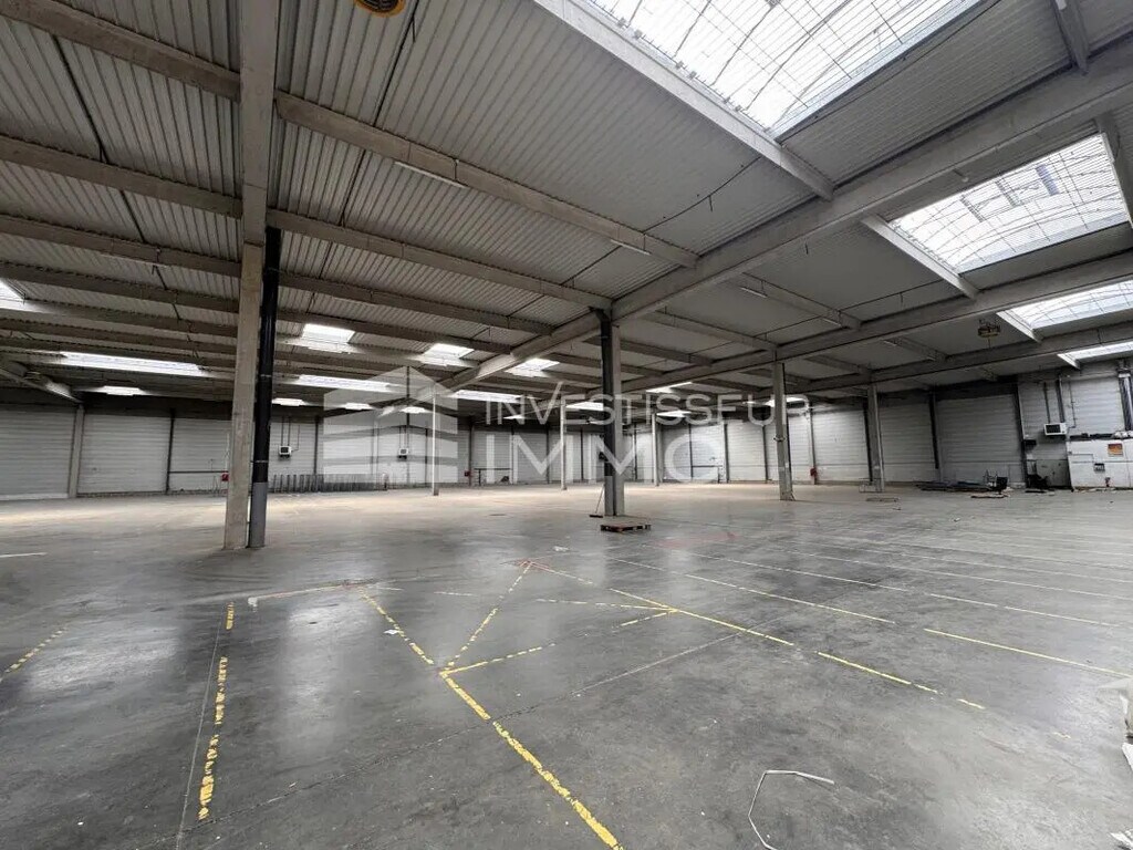 Location Entrepôt 4 369 m² - Photo 1