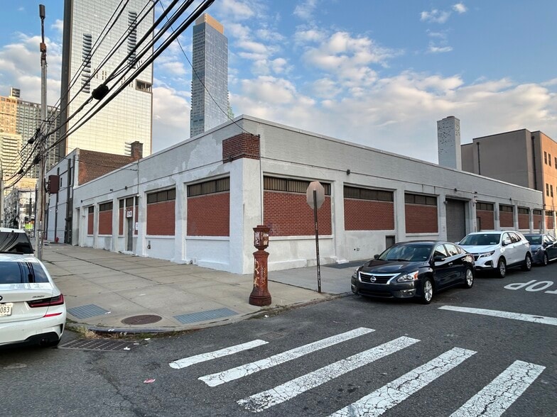 1306 43rd Ave, Long Island City, NY to rent - Building Photo - Image 3 of 7