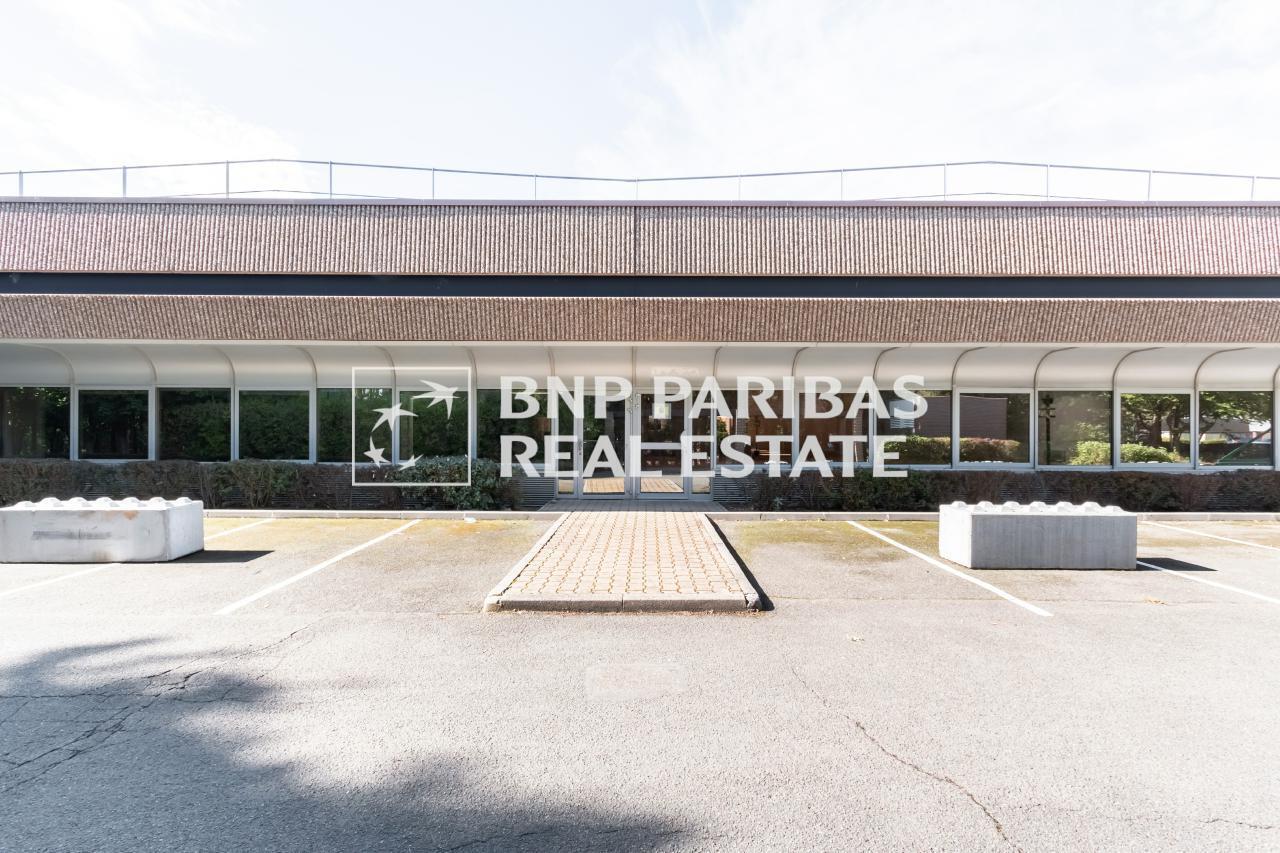 Office in Trappes to rent Building Photo- Image 1 of 37