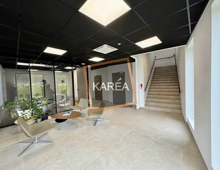 Light Industrial in Coupvray to rent - Lobby - Image 2 of 5