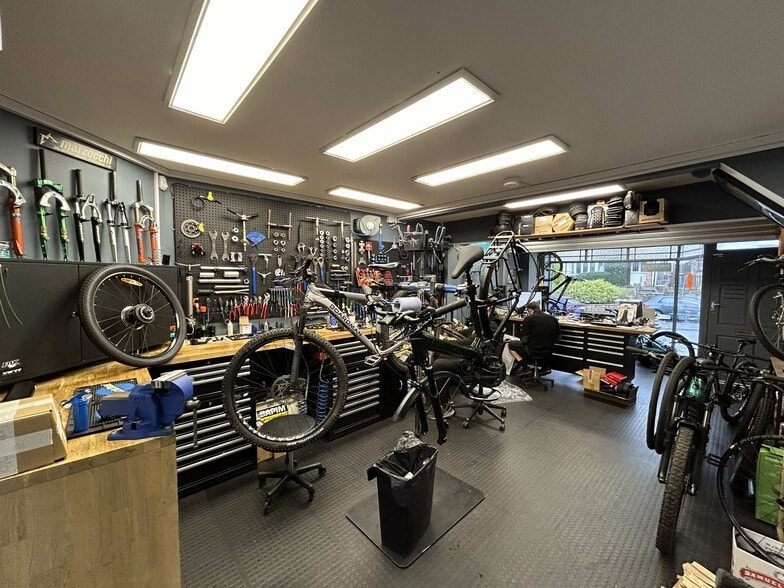 63-63A Stoke Hl, Bristol for sale - Interior Photo - Image 2 of 15