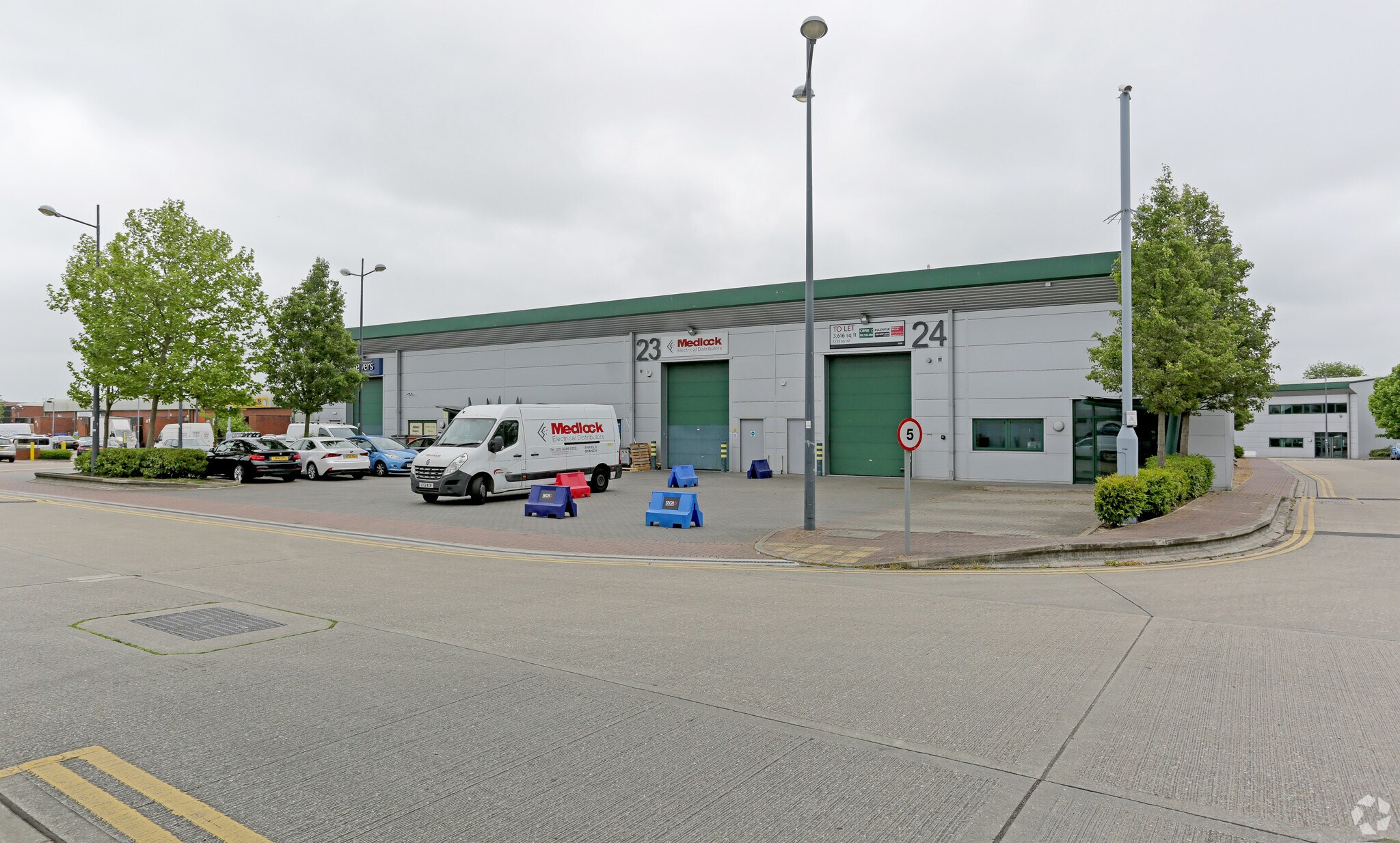 Lincoln Rd, Enfield to rent Primary Photo- Image 1 of 12