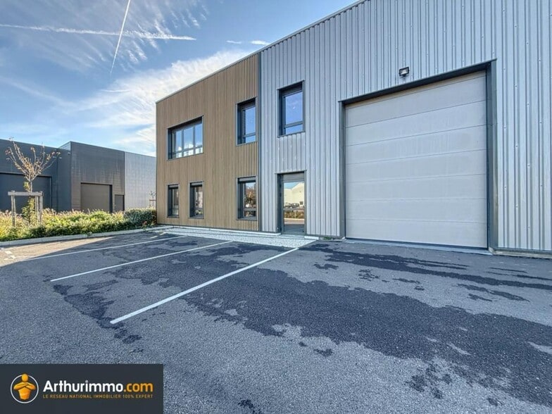 Light Industrial in Bourgoin-Jallieu to rent - Building Photo - Image 2 of 9