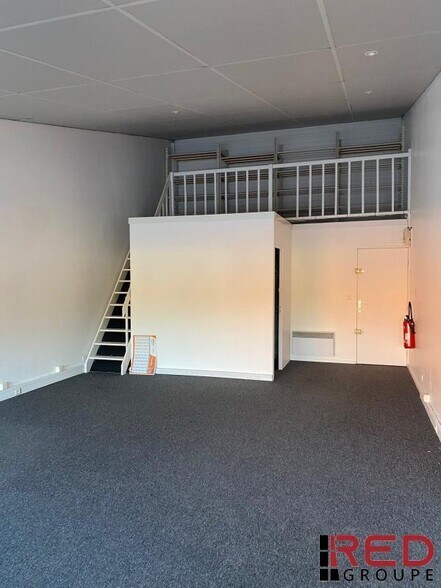 Light Industrial in Aubagne to rent - Interior Photo - Image 2 of 6