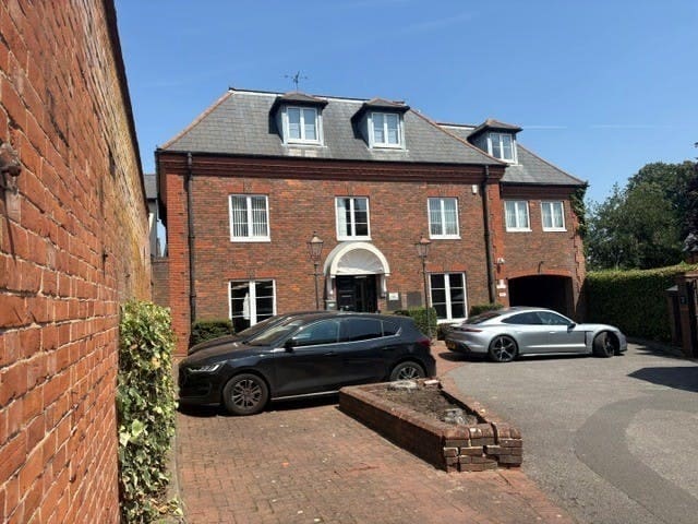 High St, Ascot to rent - Building Photo - Image 3 of 7