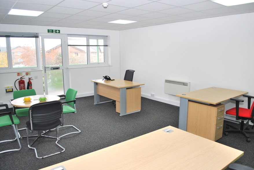 Waterberry Dr, Waterlooville to rent - Interior Photo - Image 2 of 4