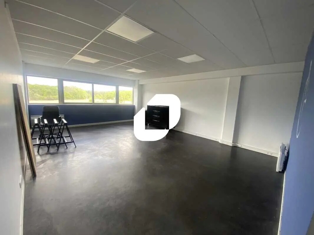 Office in Martignas-sur-Jalle to rent Interior Photo- Image 1 of 5