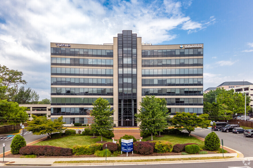 1950 Old Gallows Rd, Vienna, VA for rent - Building Photo - Image 1 of 14