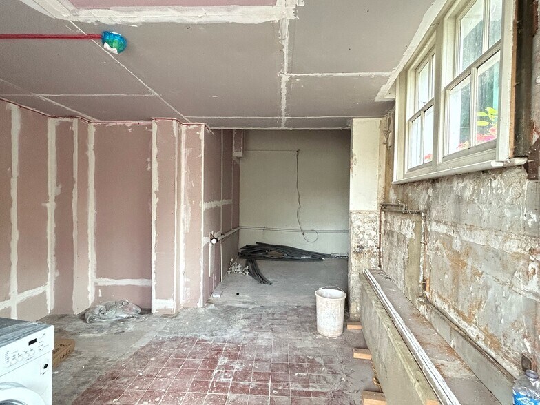 6 Guildford Rd, Westcott to rent - Interior Photo - Image 2 of 3