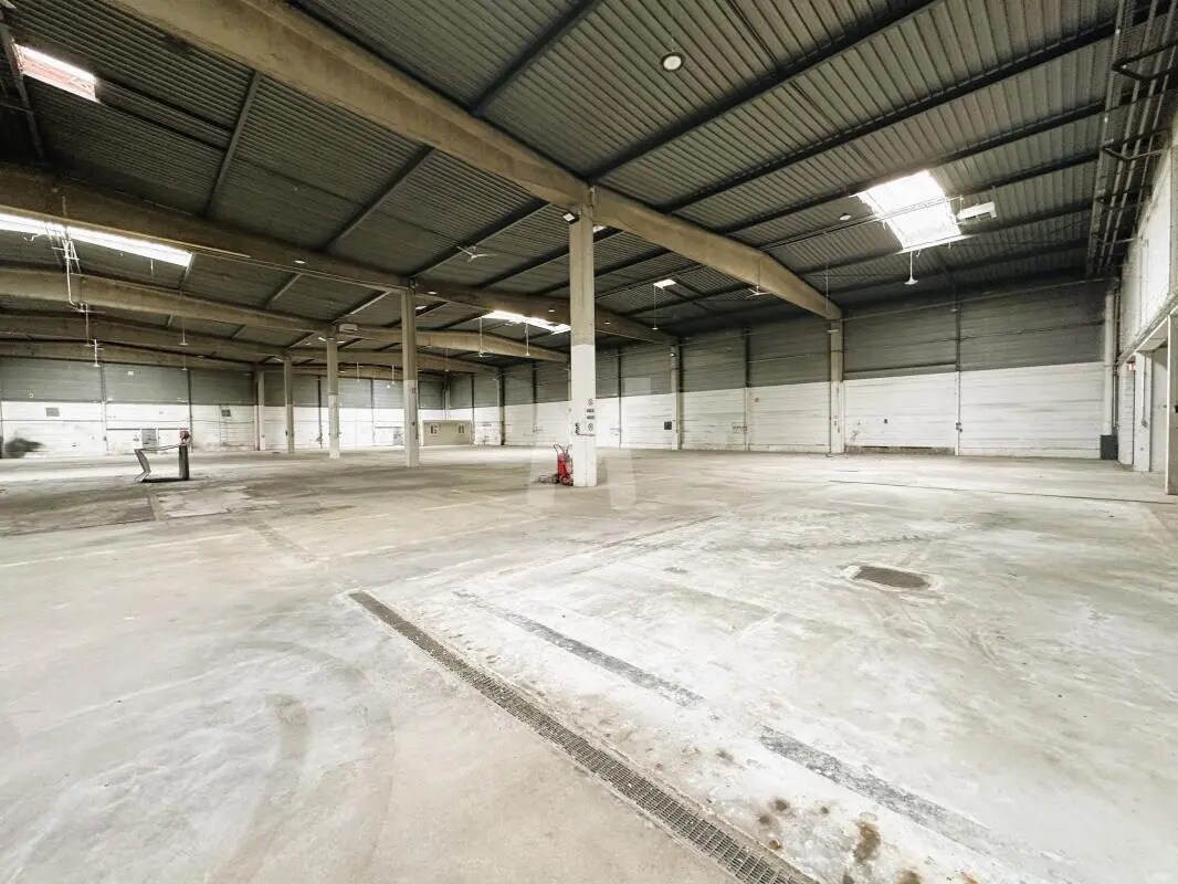 Light Industrial in Morangis to rent Interior Photo- Image 1 of 3