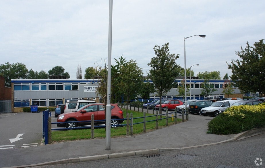 41 Imperial Way, Croydon to rent - Building Photo - Image 2 of 8