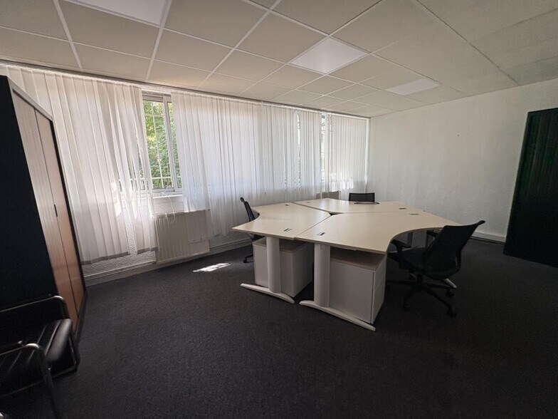 Retail in Marseille to rent - Interior Photo - Image 2 of 8