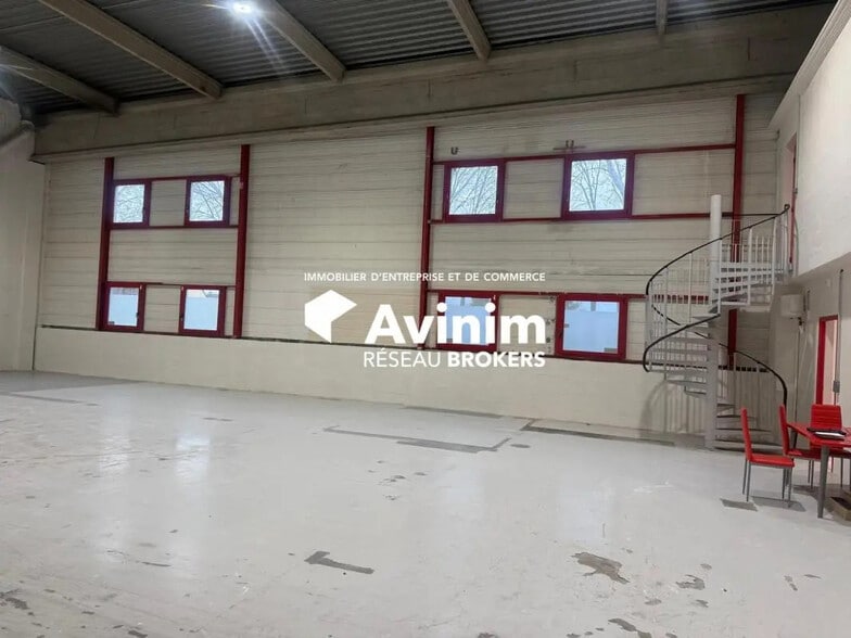 Industrial in Bondy to rent - Interior Photo - Image 2 of 8