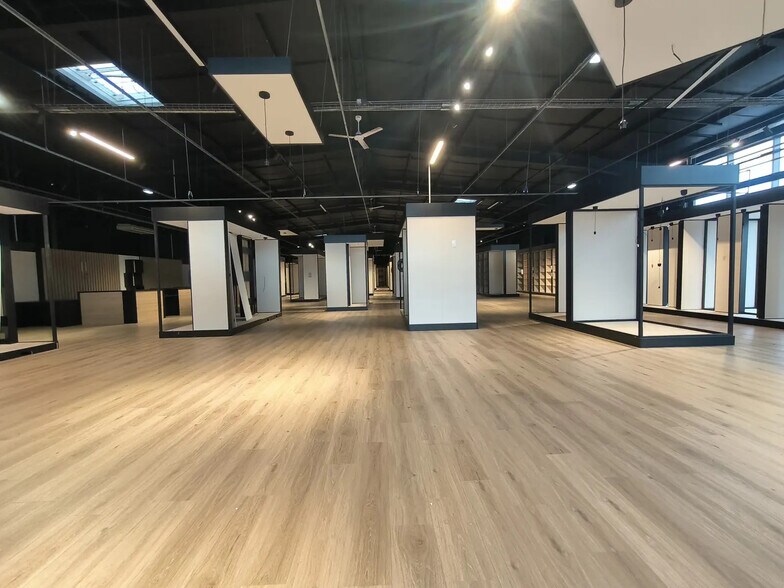 Retail in Herblay-sur-Seine to rent - Interior Photo - Image 1 of 8