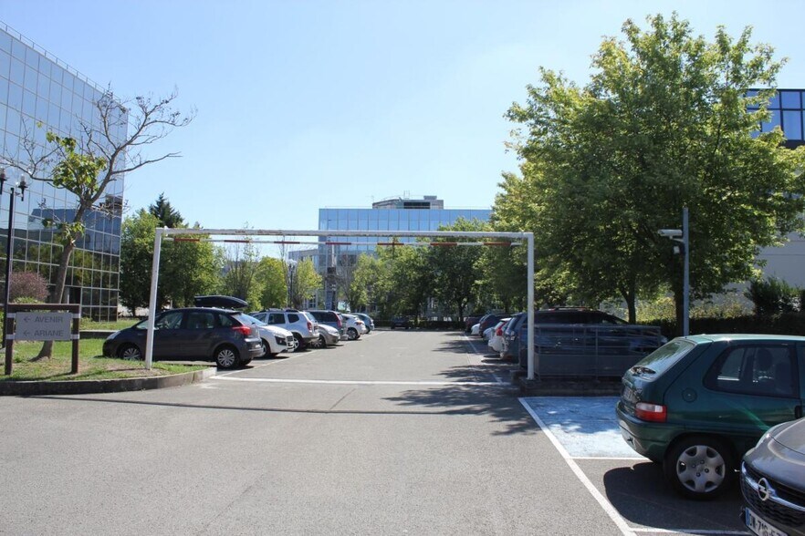 Office in Vélizy-Villacoublay to rent - Building Photo - Image 3 of 6