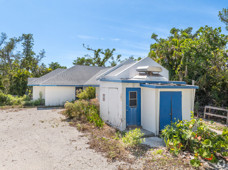 1544 Periwinkle Way, Sanibel, FL for sale - Building Photo - Image 3 of 5