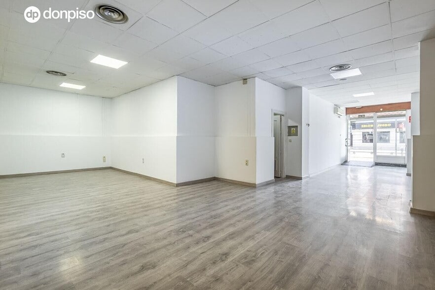 Retail in Maracena for sale - Interior Photo - Image 2 of 10