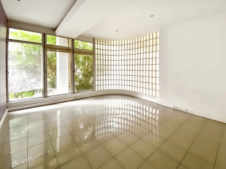 Office in Paris for sale - Interior Photo - Image 2 of 5
