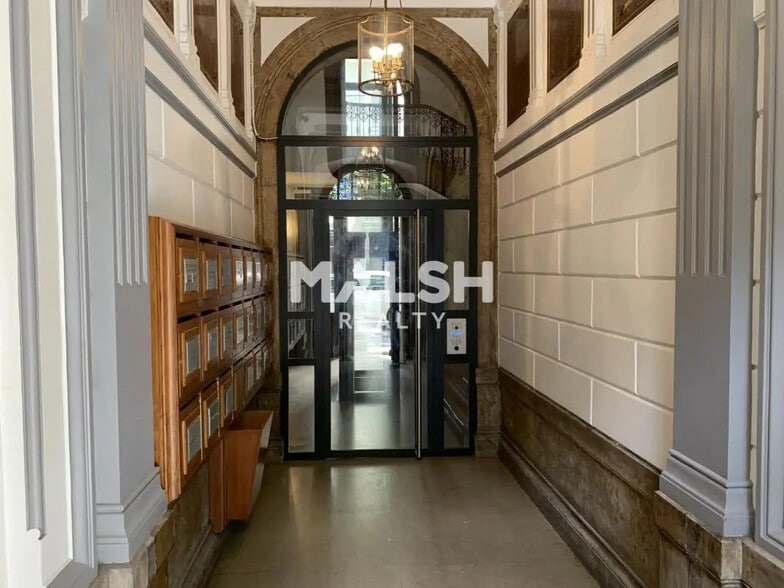 Office in Lyon for sale - Lobby - Image 3 of 12