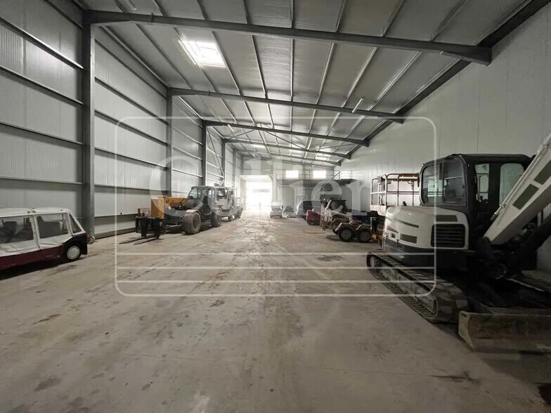 Light Industrial in Gémenos to rent - Interior Photo - Image 2 of 3