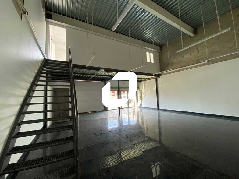 Light Industrial in Villeneuve-la-Garenne to rent - Interior Photo - Image 3 of 12