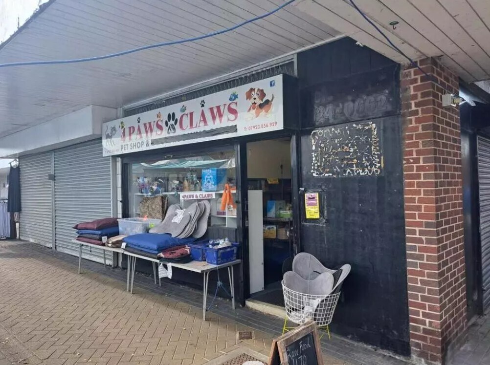 42 Market Sq, Oldham to rent Building Photo- Image 1 of 4