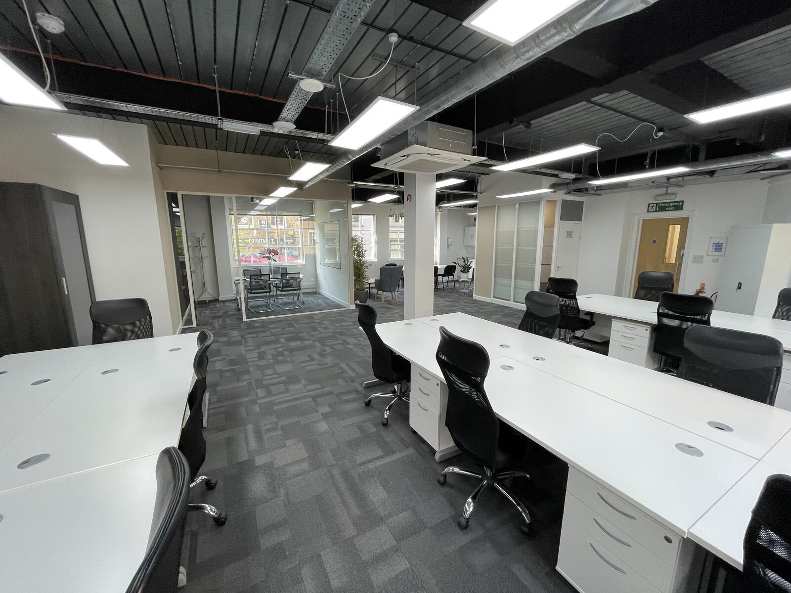 2 Bath Pl, London to rent Interior Photo- Image 1 of 12