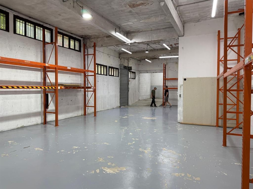 Retail in La Courneuve to rent Interior Photo- Image 1 of 8
