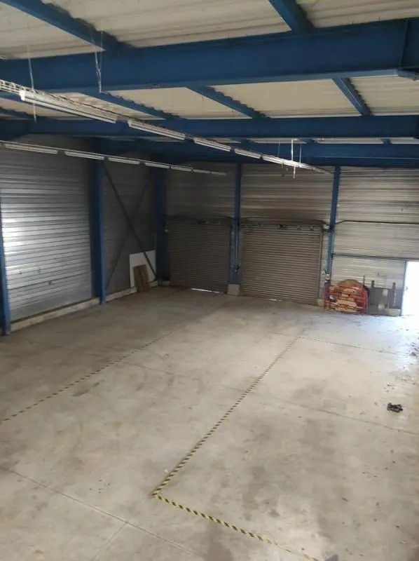 Location Entrepôt 372 m² - Photo 1