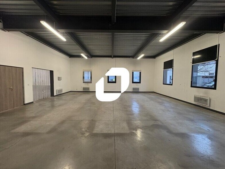 Light Industrial in Villeneuve-la-Garenne to rent - Interior Photo - Image 3 of 7