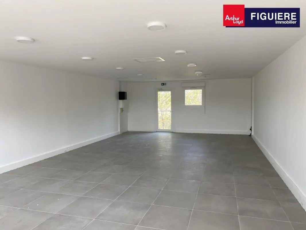 215 Avenue Jean Monnet, Saint-Cannat to rent Interior Photo- Image 1 of 3